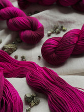 Load image into Gallery viewer, KIT SWEATER GUINDA MIDNIGHT